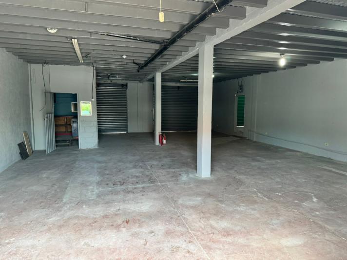 Alquiler Bodega Santa Clara SPS cuenta con las siguientes caracter&iacute;sticas 1,000 v2 250 m2 Dos plantas 4 oficinas 2 ba&ntilde;os Cocineta Patio Amplio parqueo Una excelente opci&oacute;n para negocios en crecimiento que requieren infraestructura vers&aacute;til y bien ubicada a un precio de $ 1,805.00 + 15% ISV.